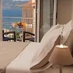 John's كارافوميلوس